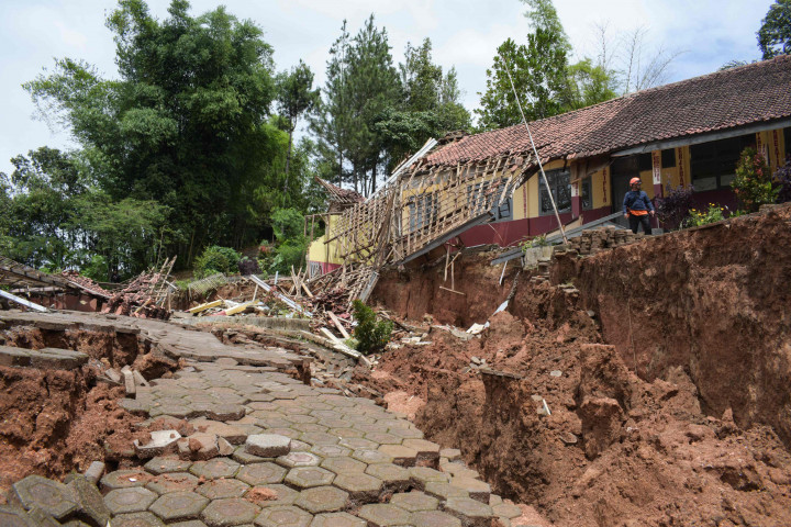 Badan Penanggulangan Bencana Daerah (BPBD) Jawa Barat menetapkan status tanggap darurat tanah bergerak di Kampung Cigombong selama 12 hari ke depan mulai 1 Maret 2024. Hal ini sebagai antisipasi pergerakan tanah permenit dan timbunan tanah ke Sungai Cidadap.