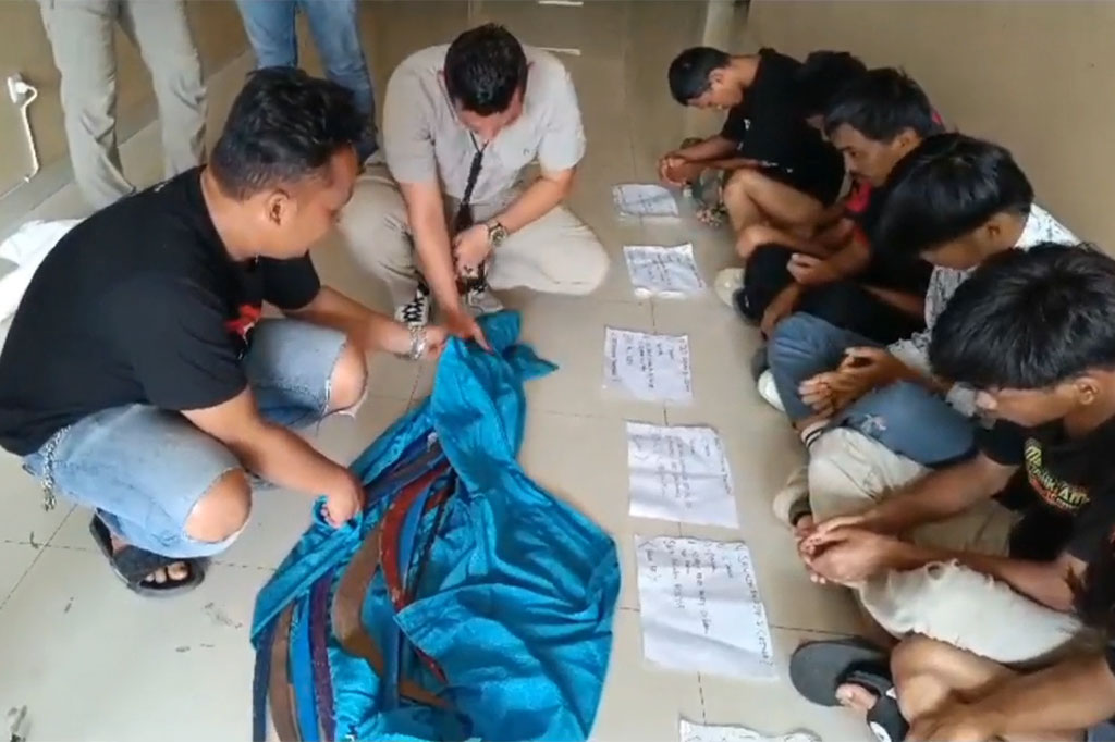 Sering terlibat tawuran dan menyerang pengendara yang sedang melintas, 11 anggota geng motor di Serang, Banten diringkus anggota Sat Reskrim Polres Serang. Dari tangan para pelaku polisi juga menyita berbagai jenis senjata tajam yang selalu digunakan saat tawuran.