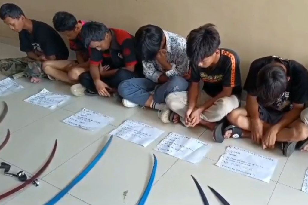 Motif kelompok ini melakukan tawuran yakni hanya untuk mencari eksistensi kelompok mereka di media sosial. Sedangkan untuk senjata tajam, mereka mendapatkan dari membeli secara online. Polisi hingga saat ini masih melakukan pengembangan untuk mencari pemasok senjata yang digunakan para pelajar untuk tawuran.