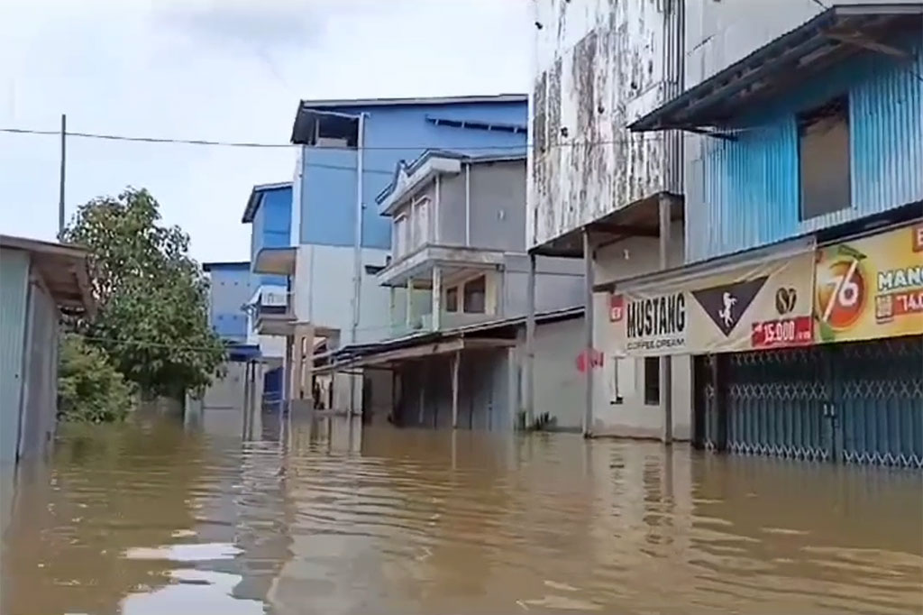 Banjir setinggi 2 meter kembali melanda wilayah Kecamatan Sandai, Kabupaten Ketapang, Kalimantan Barat. Ratusan rumah dan akses jalan kecamatan dilaporkan terputus akibat diterjang banjir yang dipicu tingginya curah hujan dalam dua hari terakhir.