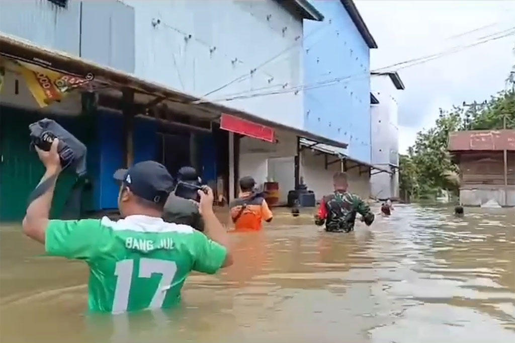 Selain merendam ratusan rumah di empat desa, banjir yang mencapai pinggang orang dewasa itu juga mengakibatkan akses jalan menuju kota kecamatan terputus. Akibatnya aktivitas perekonomian warga di tiga desa lumpuh.