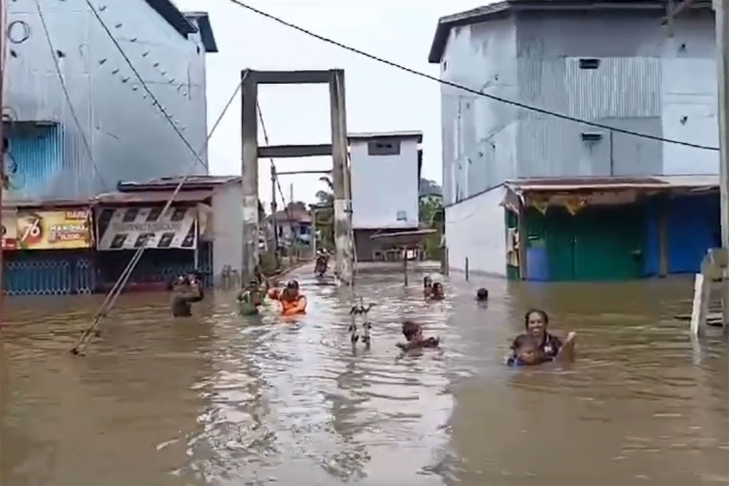 Warga mengatakan, banjir sudah terjadi sejak Sabtu, 2 Maret. Selain dipicu tingginya curah hujan dalam dua hari terakhir. Meluapnya sungai Pawan Ketapang, Kalbar, membuat banjir semakin parah.
