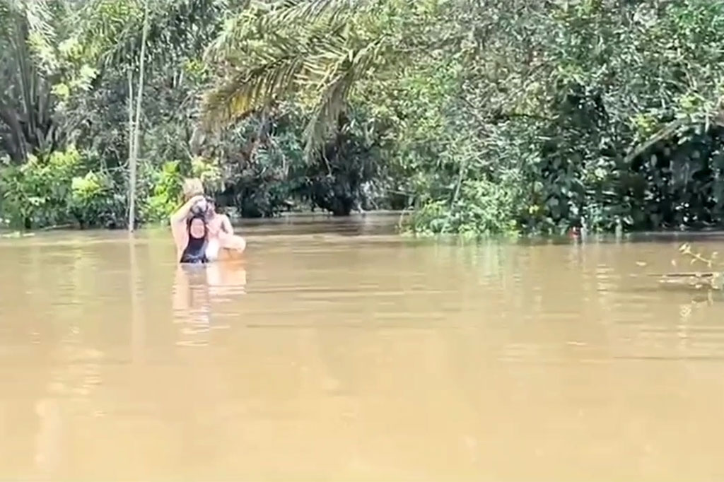 Meski hingga kini banjir belum surut, warga terdampak banjir mengaku memilih bertahan di rumah dengan alasan menjaga harta benda mereka.