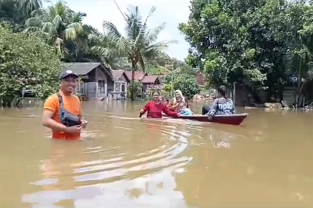 Sementara itu Ketua Satgas Informasi BPBD Kalbar Daniel mengatakan, data sementara yang dihimpun BPBD hingga memasuki hari ke-4, terdapat 1.413 keluarga atau 4.947 jiwa yang terdampak akibat banjir.