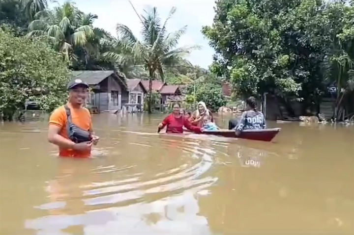 Sementara itu Ketua Satgas Informasi BPBD Kalbar Daniel mengatakan, data sementara yang dihimpun BPBD hingga memasuki hari ke-4, terdapat 1.413 keluarga atau 4.947 jiwa yang terdampak akibat banjir.