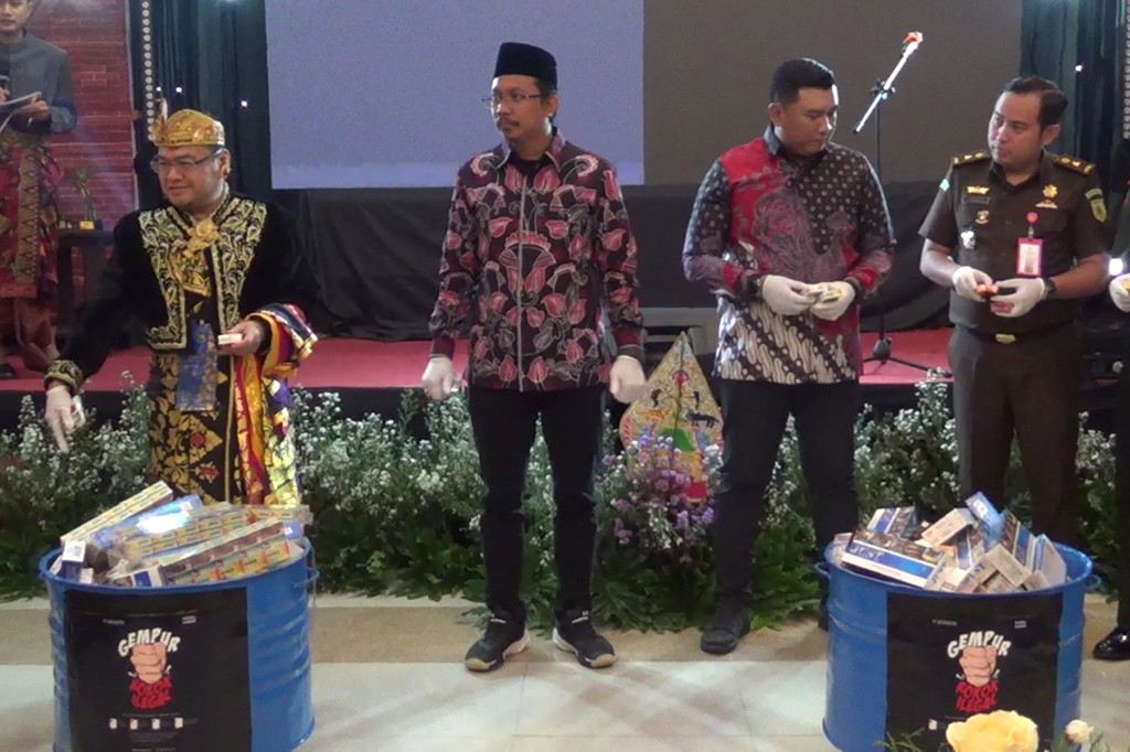 Bea Cukai Sidoarjo memusnahkan lebih dari 17 juta batang rokok ilegal, tembakau iris dan minuman mengandung etil alkohol.