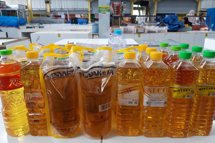 Ramadan 2024 hanya tinggal enam hari lagi, tapi pasar terlihat sepi pembeli. Sebagian besar pedagang sudah mengemasi dagangan sejak sebelum pukul 12.00 WIB. Di pasar itu ada 200 pedagang.