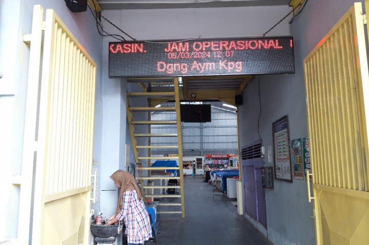 Padahal, aktivitas pasar saat awal Ramadan tahun lalu bisa sampai sore hari karena masih banyak pembeli. Pasar yang sepi sejalan konsumen membatasi belanjaan. Akhir-akhir ini mereka hanya membeli telur ayam ras
setengah kg dari biasanya 1-2 kg.