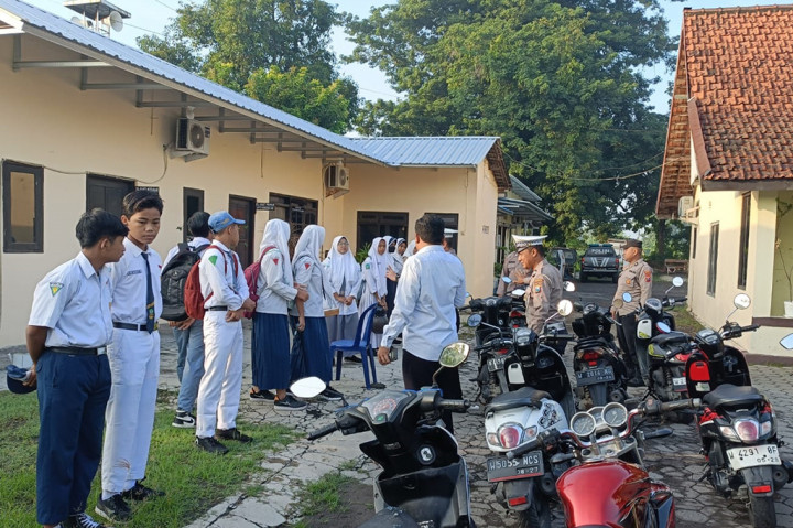 Mereka yang terjaring operasi bukan hanya pelajar SMA, melainkan juga ada yang SMP. Mereka dihentikan polisi karena tidak mengenakan helm untuk pengaman kepala. Mereka rata-rata juga belum memiliki SIM karena masih di bawah umur. Para pelajar pelanggar aturan berkendara itu kemudian diarahkan ke Mako Polsek Wonoayu.