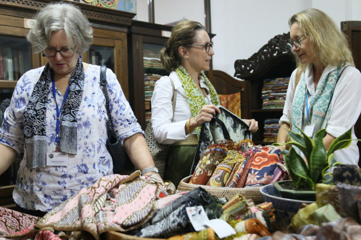 Adapun negara yang menyambangi Kota Bandung di antaranya yaitu istri Duta Besar Spanyol, Denmark, Malaysia, Swedia. Kazakhstan, New Zealand, Suriname, Cambodia dan negara lainnya. Turut hadir juga istri Wakil
Menteri Luar Negeri Indonesia, Sinta Pahala.