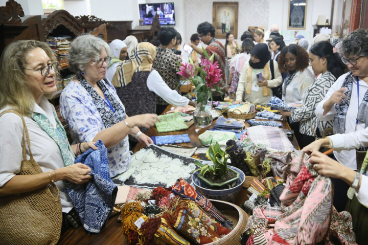 Sebanyak 28 istri duta besar negara sahabat yang tergabung dalam Spouses Of Head Mission (Shom), mendatangi Kota Bandung Jawa Barat (Jabar), untuk belajar tentang pemberdayaan masyarkat terkait keluarga berkualitas (KB) pada Senin, 4 Maret 2024.