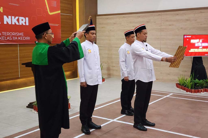 Tiga orang narapidana kasus terorisme di Lapas Kelas IIA Kediri mengucapkan ikrar setia kepada Negara Kesatuan Republik Indonesia (NKRI), Selasa, 5 Maret 2024.