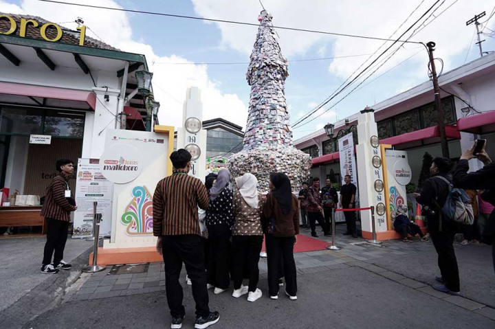 MURI mencatat, gunungan oleh-oleh setinggi 11 meter yang berisi berisi produk kuliner, kerajinan dan fesyen sebagai yang terbesar serta tertinggi yang pernah ada serta melibatkan UMKM terbanyak. Pembuatan gunungan ini melibatkan produk yang dibuat lebih dari 3000 UMKM dan pedagang di kawasan Malioboro, Yogyakarta.