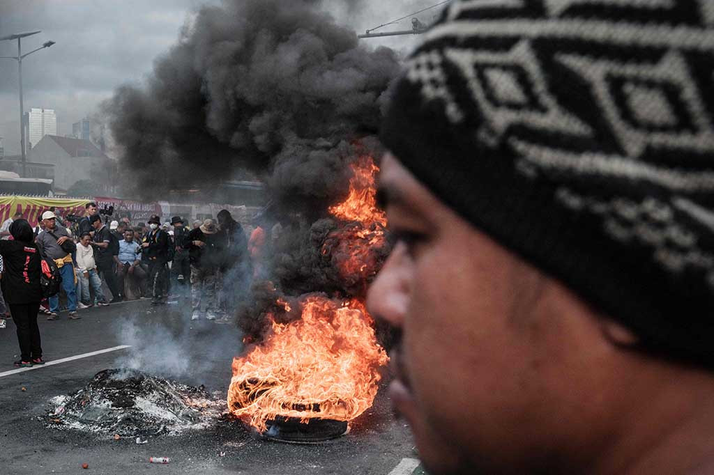 Massa membakar ban di tengah aksi, sebagai salah satu bentuk protes atas dugaan pemilu curang. Mereka memberi dukungan kepada anggota DPR RI, untuk menggulirkan hak angket. Mereka juga meminta Presiden Jokowi diadili, karena dianggap cawe-cawe dan membiarkan kecurangan terjadi selama pemilu.