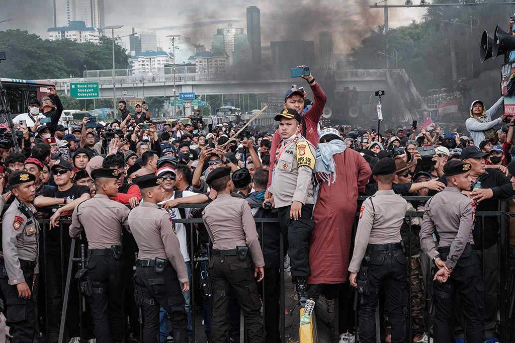 Potret Ribuan Massa Gelar Aksi Dukung Hak Angket di DPR