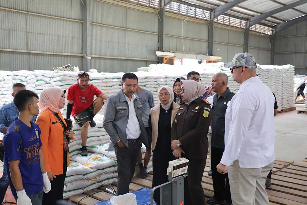 Sementara itu, Kepala Bulog Subrive Ciamis, Ashville Nusa Panata mengatakan, stok beras di wilayah Priangan Timur sekarang berjumlah sekitar 6 hingga 7 ribu ton. Namun, Kabupaten Garut sendiri terdapat stok beras sebanyak 900 ton dengan tambahan 1.000 hingga 2.000 ton beras sedang dalam perjalanan.