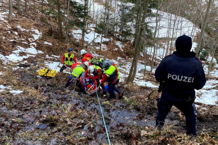 Tim penyelamat pegunungan Austria telah menyelamatkan seorang remaja Suriah yang ditemukan terluka dan menderita hipotermia parah, Selasa, 5 Maret 2024, ketika rute penyelundupan baru digunakan untuk menghindari peningkatan kontrol perbatasan di Eropa tengah.