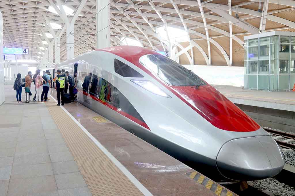PT Kereta Cepat Indonesia China (KCIC) mencatat, sejak dioperasikan pada 17 Oktober 2023 jumlah penumpang Kereta Cepat Whoosh telah mencapai 2 juta orang.