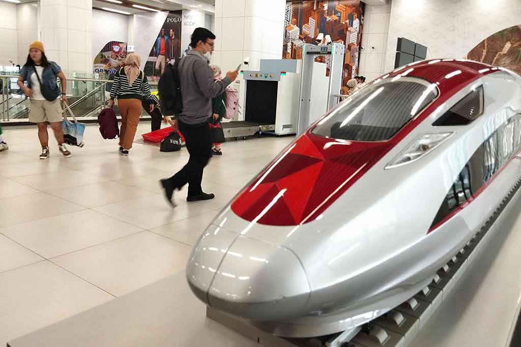 Direktur Utama PT KCIC, Dwiyana Slamet Riyadi menyatakan hal ini dapat tercapai melalui berbagai upaya dan inovasi yang dilakukan KCIC bersama seluruh pemangku kepentingan untuk meningkatkan layanan dan minat masyarakat menggunakan Whoosh setelah tiga bulan lebih beroperasi.