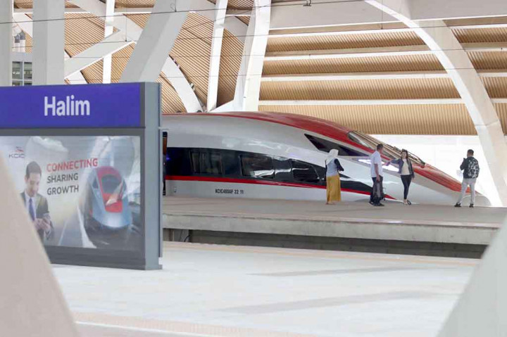 Dwiyana menjelaskan, pencapaian jumlah penumpang hingga 2 juta orang ini membuktikan keberhasilan KCIC untuk mengajak para pengguna transportasi pribadi dan umum lainnya ke transportasi massal yang lebih ramah lingkungan.