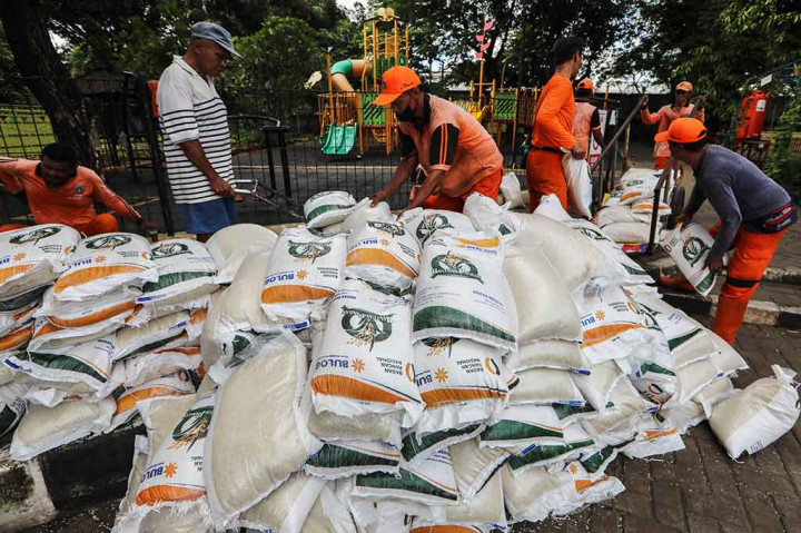 Petugas PPSU merapikan ratusan karung ukuran 10 kg berisi beras bantuan pangan yang akan disalurkan ke masyarakat di RPTRA Bhineka, Petukangan Utara, Jakarta Selatan, Rabu, 6 Maret 2024.