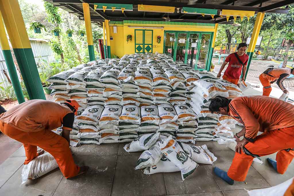 Untuk stabilisasi harga beras saat Ramadan dan Idulfitri 2024 Perum Bulog melakukan percepat penyaluran bantuan pangan dan operasi pasar beras stabilisasi pasokan dan harga pangan (SPHP).