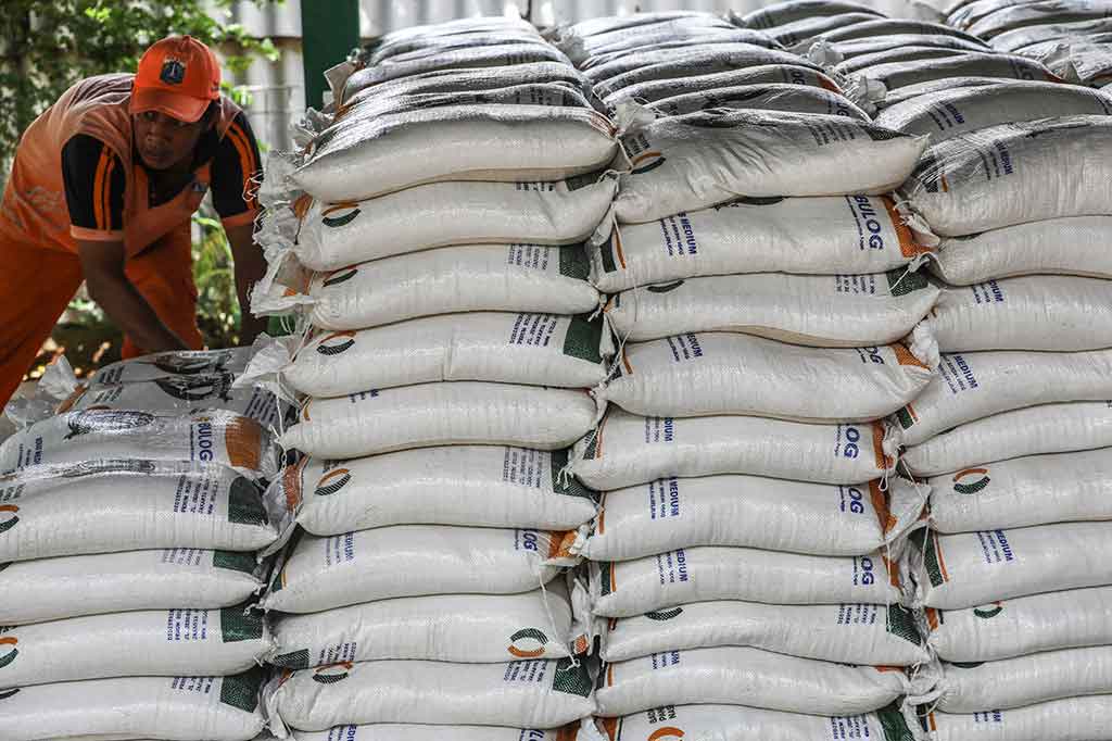 Dia pun mengeklaim saat ini ada lebih dari 1,2 juta ton beras yang dikuasai Bulog dan sekitar 400.000 ton beras impor dalam perjalanan menuju Indonesia.