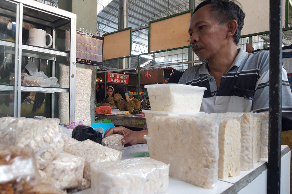 Perajin tempe di Kota Malang, Jawa Timur memilih tidak menaikkan harga kendati harga kedelai dan bahan pokok lainnya melonjak. Perajin memilih bertahan dengan harga lama guna menjaga daya beli konsumen yang cenderung menurun.