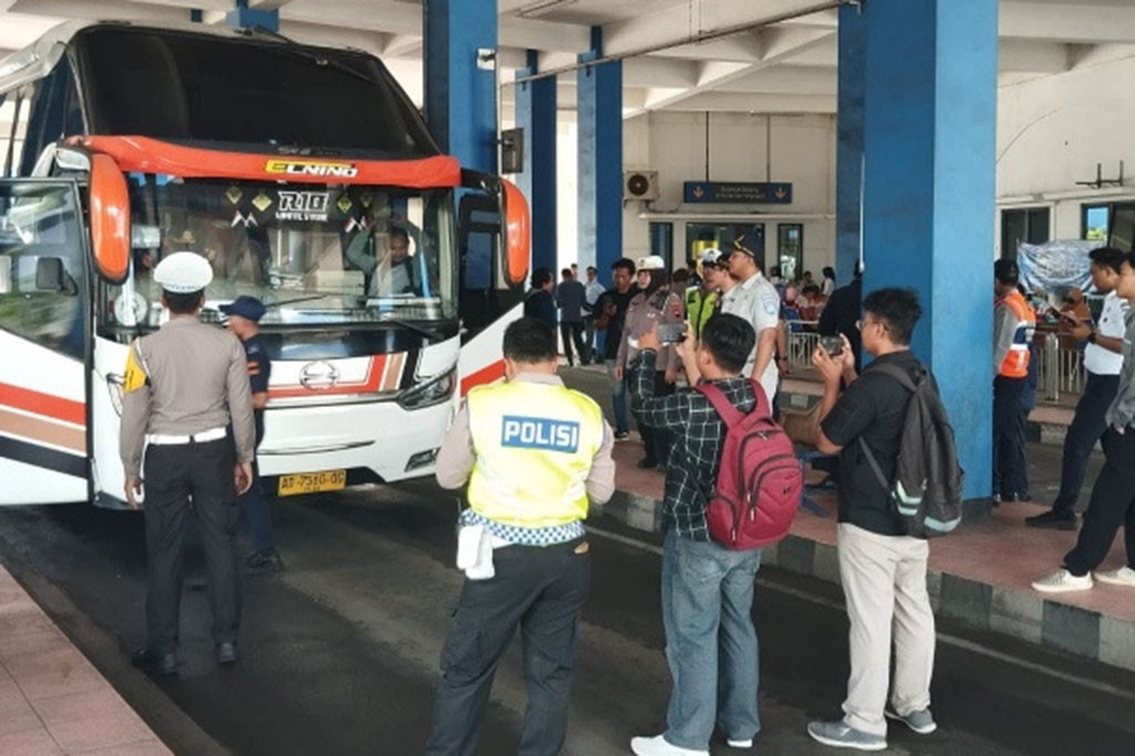 Sedikitnya 5 bus terkena tilang ketika dilakukan inspeksi keselamatan kendaraan umum yang dilakukan gabungan Satlantas Polresta Surakarta bersama Balai Pengelola Transportasi Darat (BPTD) Kelas II Jawa Tengah di Terminal Tirtonadi Solo, Rabu, 6 Maret 2024. Bahkan satu unit bus AKAP (antar kota antar provinsi) harus dikandangkan.
