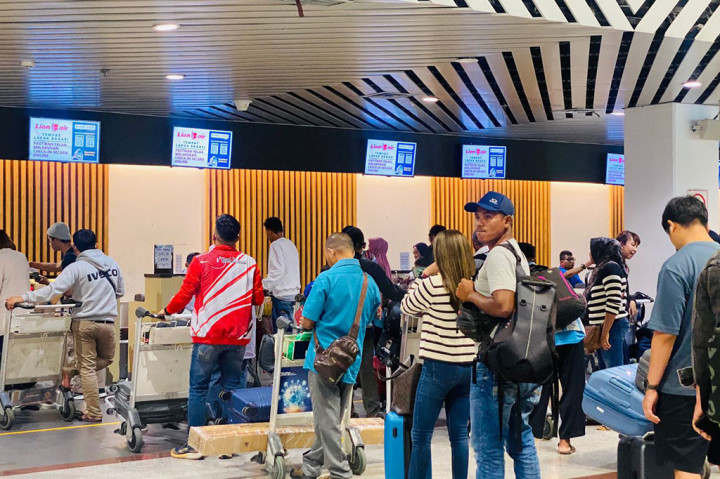 Apabila sebelumnya dibuka 17 jam, per 1 Maret lalu waktu operasional ditambah menjadi 19 jam. Jam operasional dibuka mulai jam 05.00 WIB hingga 24.00 WIB setiap harinya. Penambahan jam operasional ini tertuang dalam Dokumen Notice To Airmen (NOTAM) Nomor: A0563/24 NOTAMN.