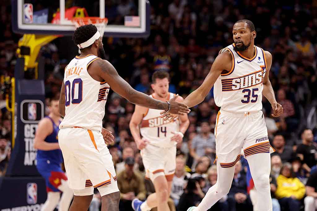 Phoenix Suns mengalahkan juara bertahan NBA 2023 Denver Nuggets dengan skor akhir 117-107 lewat babak tambahan waktu atau overtime dalam laga di Ball Arena Denver Colorado, Rabu, 6 Maret 2024 WIB.