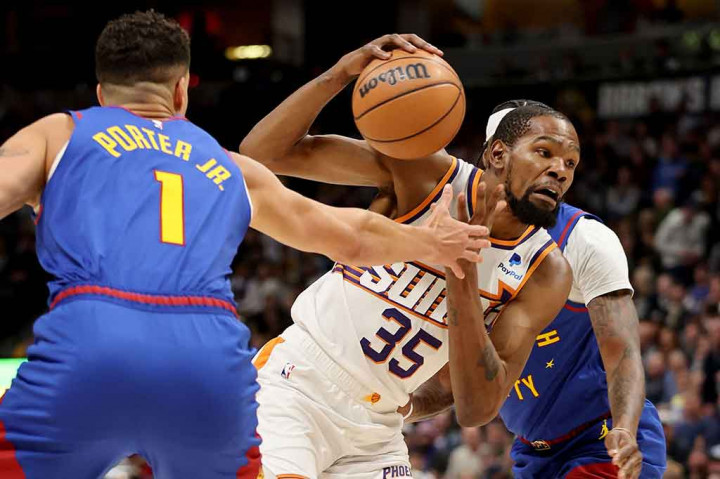 Bintang Suns Kevin Durant mencetak 35 poin, termasuk 8 angka dari total 15 poin milik Suns di overtime.