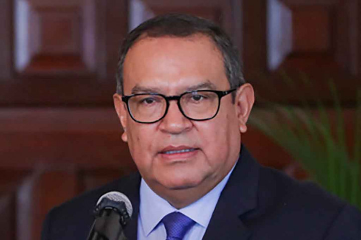 Jakarta: Perdana Menteri Peru Alberto Otarola, Rabu, 6 Maret 2024, mengumumkan pengunduran dirinya, setelah kejaksaan mulai menyelidiki dugaan yang menyeret dirinya terkait perekrutan staf secara ilegal. Keputusan itu diambil Otarola untuk memuluskan jalan bagi perombakan kabinet Peru.