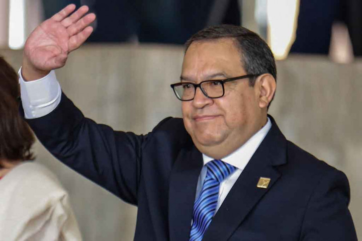 Pekan lalu, media Peru memberitakan bahwa Otarola diduga telah mempekerjakan temannya, Yasire Pinedo Vasquez, tanpa didasari alasan profesional. Media setempat telah menyiarkan rekaman suara pembicaraan antara Otarola dan Vasquez terkait perekrutan itu dan diduga menjadi bukti adanya hubungan romantis di antara keduanya. Kejaksaan Peru kemudian meluncurkan penyelidikan terhadap kasus itu.