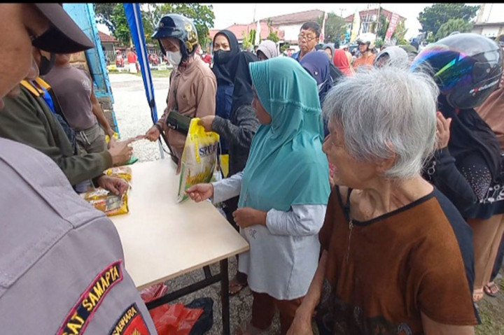 Mahalnya harga beras di pasaran saat ini menjadi alasan banyak masyarakat yang datang ke pasar murah maupun gerakan pangan murah untuk berburu beras.