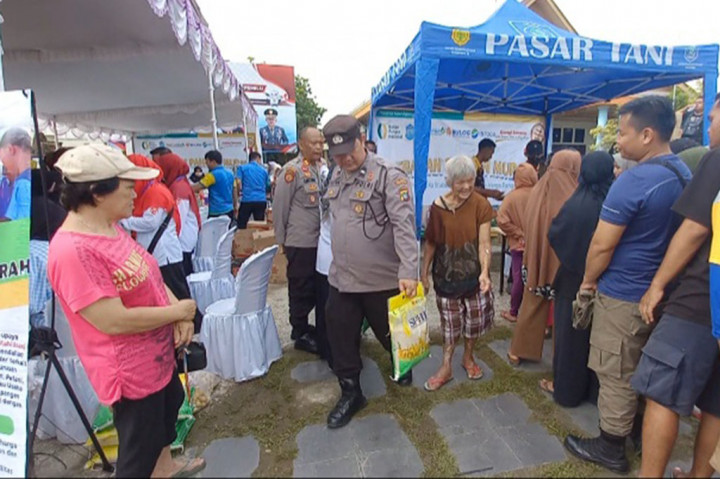 Demi mendapatkan beras dengan harga murah kaum emak-emak yang didominasi lansia pun harus rela antre sembari berpanas-panasan demi 10 kg beras.