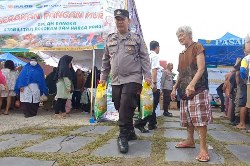 Seperti Gerakan Pangan Murah yang diadakan Dinas Pangan dan Pertanian kota Pangkalpinang, seorang nenek berusia 86 tahun rela antri demi mendapatkan beras SPHP.