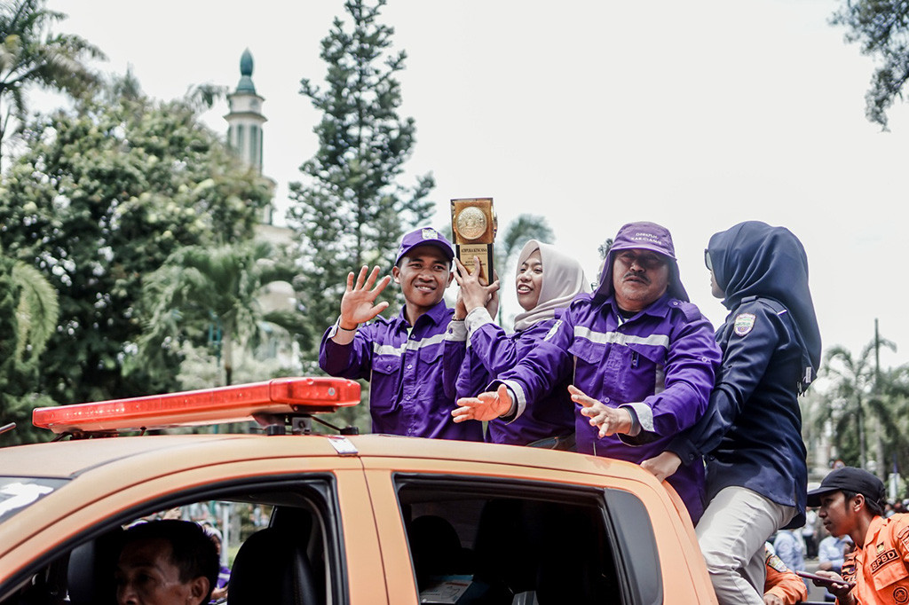 Penyambutan iring-iringan yang dilakukannya mulai perbatasan barat Cihaurbeuti menuju pendopo Kabupaten Ciamis yang dipimpin oleh Bupati Herdiat bersama ratusan petugas kebersihan Ciamis atau pasukan ungu hingga menambah antusias masyarakat menyambut piala Adipura Kencana 2023.