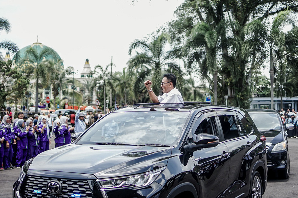 Masyarakat antusias menyambut kehadiran piala anugerah Adipura Kencana yang diterima Pemerintah Daerah Kabupaten Ciamis sebagai penghargaan luar biasa dari Presiden Republik Indonesia melalui Kementerian Lingkungan hidup dan Kehutanan (KLHK).