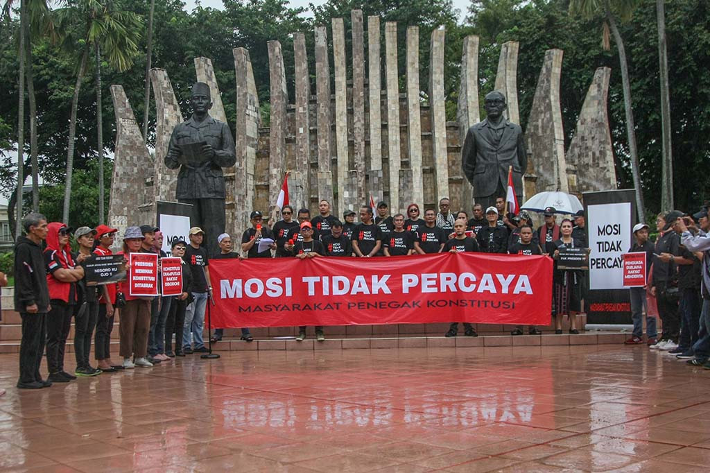Masyarakat penegak konstitusi pada kesempatan tersebut mengeluarkan mosi tidak percaya kepada Presiden Joko Widodo.