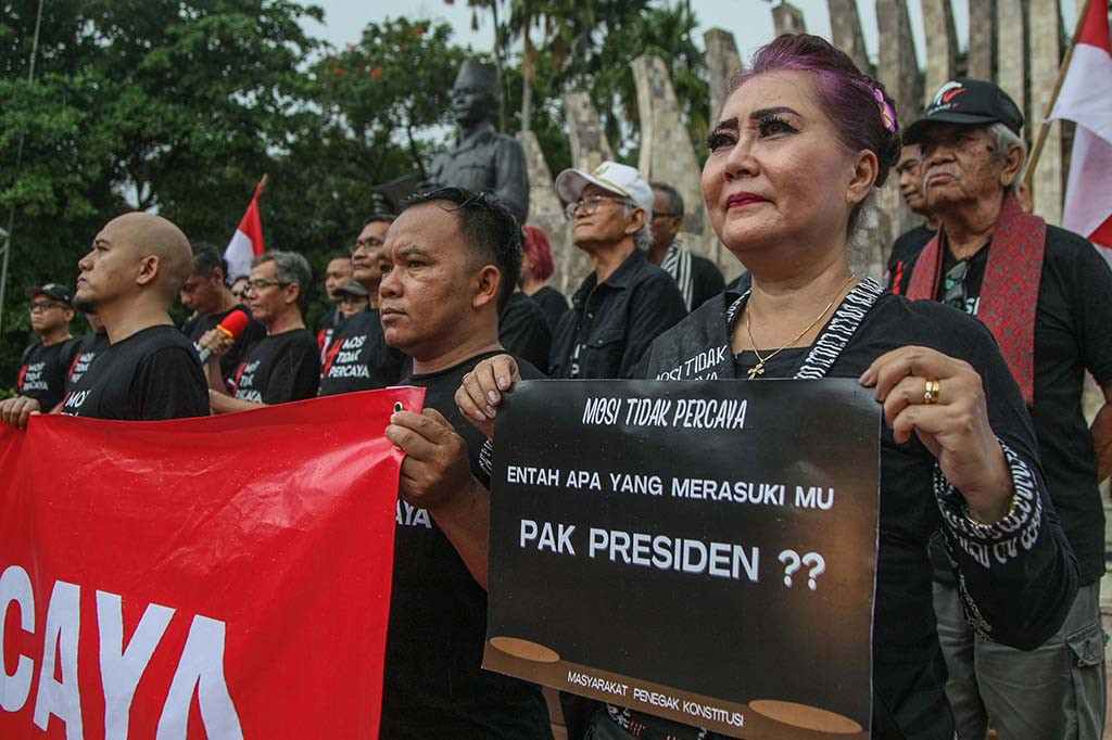 Aksi dimulai pukul 16.00 WIB dengan dihadiri oleh puluhan masyarakat dan aktivis, yang memakai baju berwarna hitam bertuliskan 'mosi tidak percaya'.
