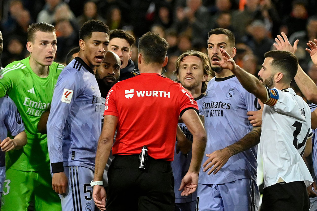 Jude Bellingham telah diskors untuk dua pertandingan La Liga berikutnya Real Madrid setelah ia dikeluarkan dari lapangan saat melawan Valencia akhir pekan lalu, kata federasi sepak bola Spanyol pada Rabu, 6 Maret 2024.