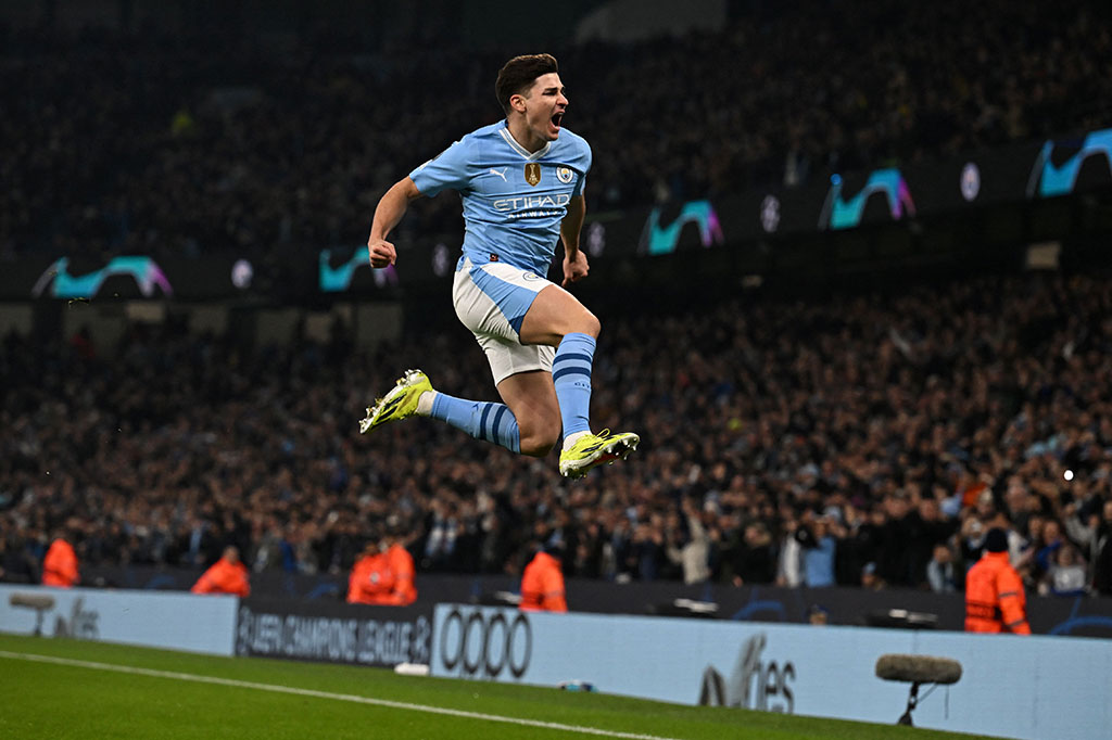 City menambah gol mereka pada menit ke-9. Kali ini Julian Alvarez yang membobol gawang Copenhagen. Alvarez melepaskan sepakan keras dari sisi kiri yang gagal ditangkap sempurna kiper Copenhagen, Kamil Grabara. Manchester City 2-0 Copenhagen.