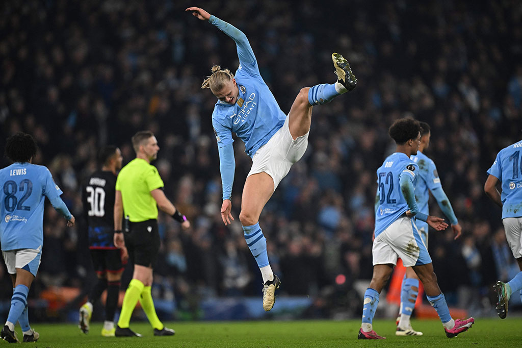 Jelang turun minum, City kembali memperlebar keunggulan. Rodri mengirim umpan lambung ke Erling Haaland yang dituntaskan bomber Norwegia itu menjadi gol.
