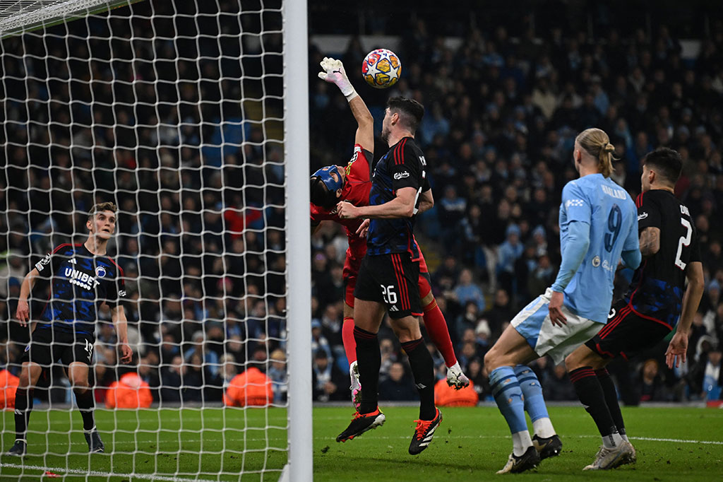 Selepas jeda istirahat, City terlihat menurunkan intensitas serangan, tetapi masih mendominasi penguasa bola. Sementara itu Copenhagen masih kesulitan untuk membangun permainan mereka sehingga tidak terlalu banyak mengancam gawang tuan rumah.