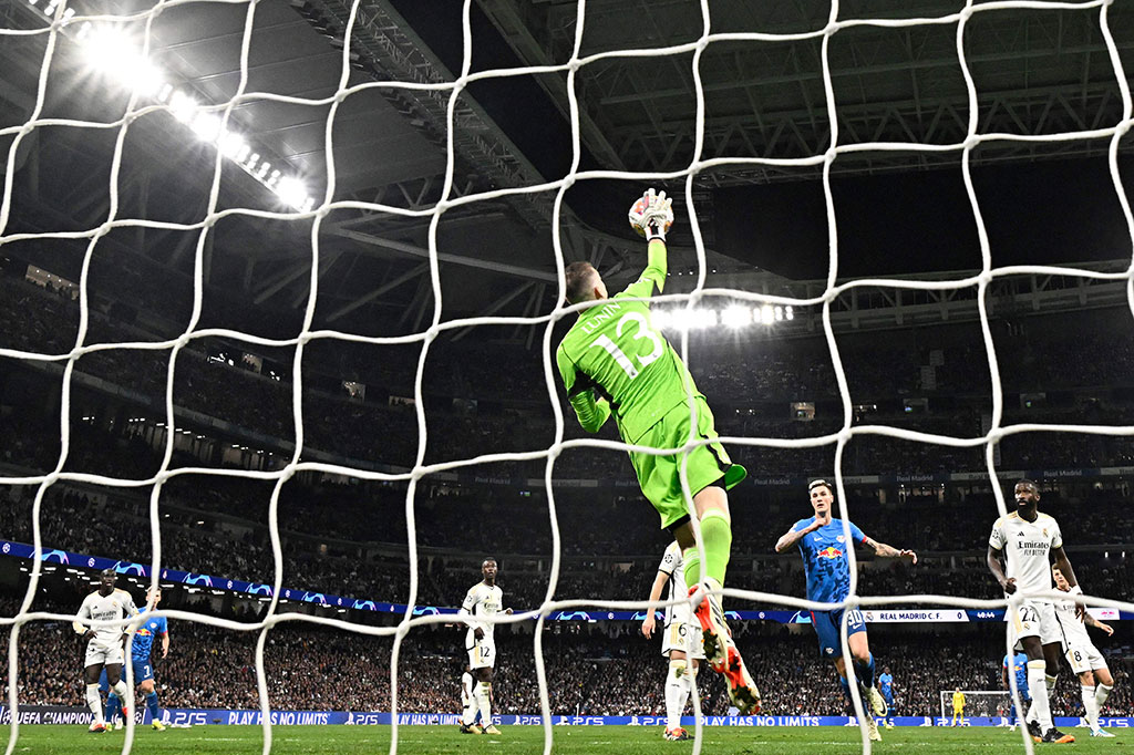 Madrid langsung intens menyerang di awal laga. Mereka beberapa kali mengancam gawang tim tamunya, tetapi belum ada yang berbuah gol. Sementara Leipzig beberapa kali berusaha membangun serangan balik demi menjaga asa peluang untuk lolos ke perempat final. Namun hingga jeda istirahat tidak ada gol yang tercipta.