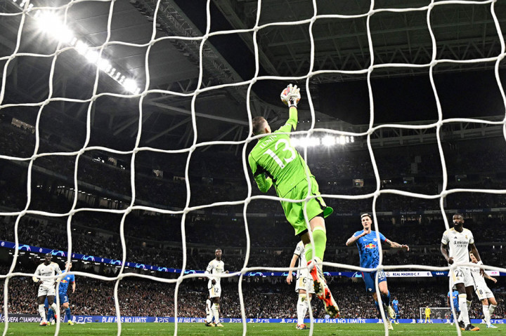 Madrid langsung intens menyerang di awal laga. Mereka beberapa kali mengancam gawang tim tamunya, tetapi belum ada yang berbuah gol. Sementara Leipzig beberapa kali berusaha membangun serangan balik demi menjaga asa peluang untuk lolos ke perempat final. Namun hingga jeda istirahat tidak ada gol yang tercipta.