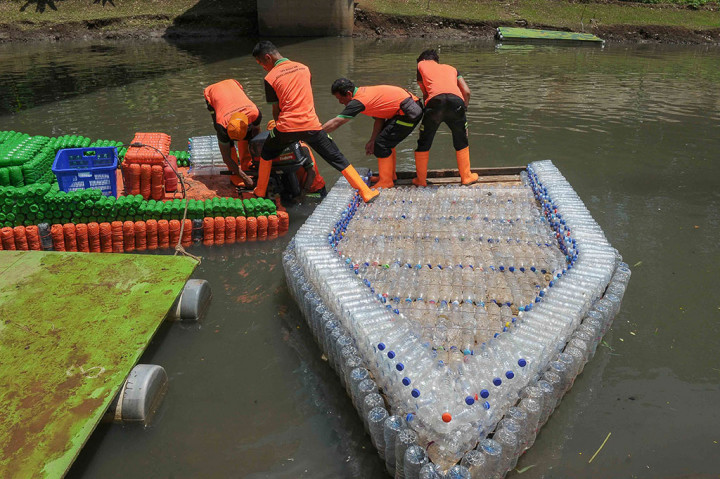 Menurut dia ada dua jenis perahu yang dibuatnya, yakni perahu yang sudah diwarnai merah dan hijau dengan panjang 4 meter dan lebar 1,75 meter. Satu perahu lagi, berukuran panjang 4 meter dan lebar 2 meter, namun belum di cat.