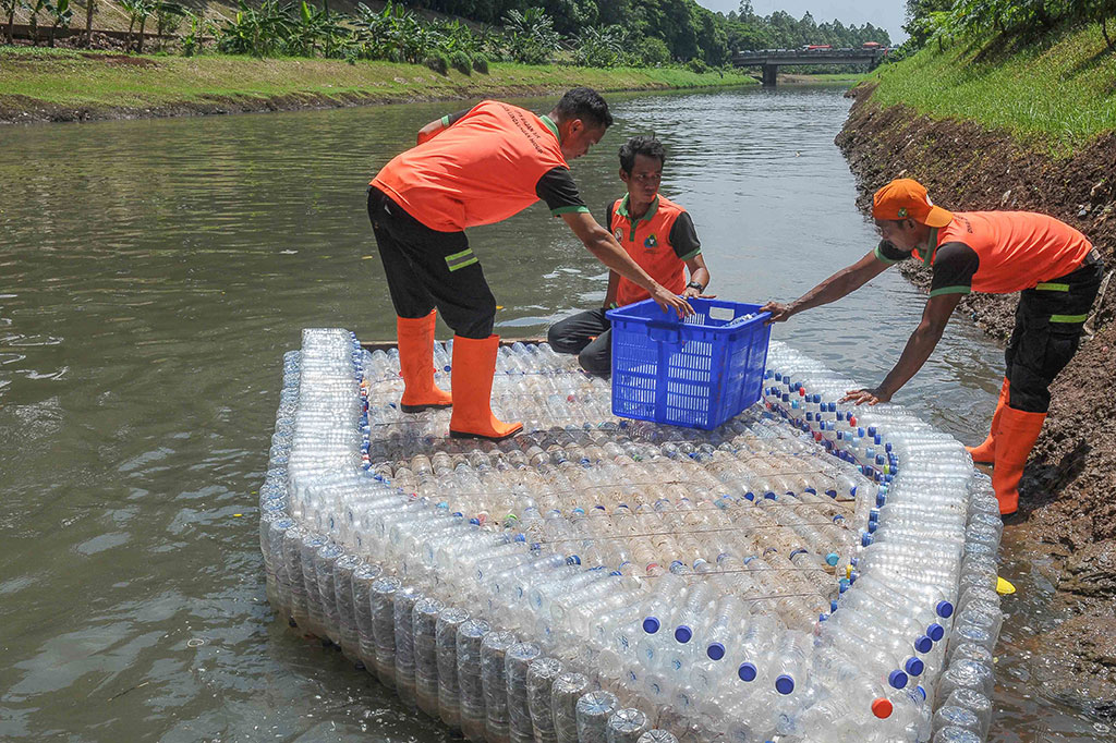 Perahu yang mampu menampung enam orang itu sudah mulai dioperasikan selama sepekan untuk menyisir sampah-sampah di aliran sepanjang kali KBT. 