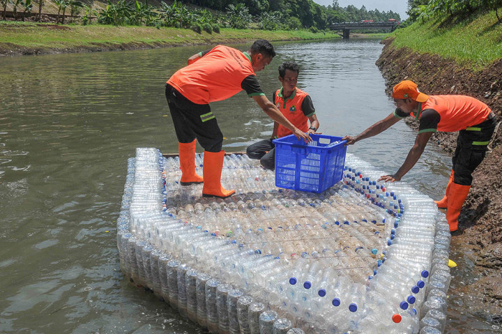 Perahu yang mampu menampung enam orang itu sudah mulai dioperasikan selama sepekan untuk menyisir sampah-sampah di aliran sepanjang kali KBT. 